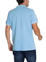 Chomba color salmón de piqué de algodón orgánico, con cuello clásico y tapeta de dos botones.