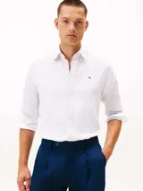 Camisa blanca con estampado de lunares negros, de corte regular, manga 3/4 y cuello clásico.