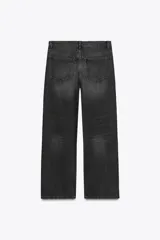 Jeans de tiro medio color azul oscuro, corte wide leg, con trabillas y cinco bolsillos. Cierre frontal con cremallera y botón metálico.
