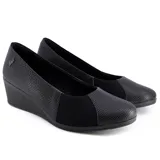 Zapato casual de cuero negro con taco corrido, capellada con textura y detalle de elástico en el lateral.