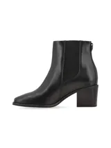 Bota de caña media con estampado de piel de serpiente en tonos marrones, con elásticos laterales negros y taco de madera.