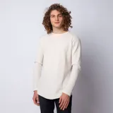 Buzo de hombre color crudo, de corte largo y tejido waffle.