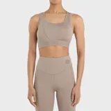 Top deportivo Umbro color beige con pretina diferenciada con la leyenda "PRO TRAINING" y transparencias de mesh en el pecho.