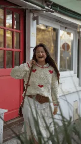 Buzo tejido a mano en Uruguay, confeccionado 100% en lana merino color crema con corazones rojos.