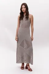 Sandalias plateadas de cuero con taco bajo cuadrado y tira fina con hebilla en el tobillo.