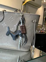 Charm para cartera o llavero con dije de perro salchicha de ecocuero, dije de chocolate y cordones decorativos.