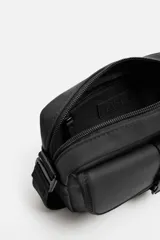 Bandolera negra de acabado engomado, con compartimento principal con cierre de cremallera y bolsillo interior con cremallera. Bolsillo frontal con cierre de hebilla de liberación rápida. Asa de hombro ajustable y extraíble.
