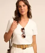 Remera básica de media malla color rosa, con escote en V y mangas cortas.