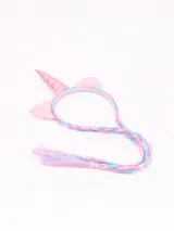 Vincha plástica forrada en tela con cuerno de unicornio dorado, orejas rosas con lentejuelas y trenza de lana en tonos celeste, rosa y lila.