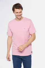 Remera manga corta color rosa con cuello redondo y logo bordado en el pecho.