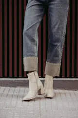 Bota burdeos de diseño minimalista con taco ancho y cierre lateral.
