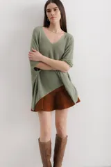 Sweater tejido de punto color crudo, con escote en V, mangas 3/4 y corte holgado.