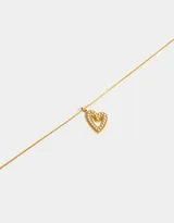 Cadena dorada con dije de corazón calado con incrustaciones de perlas.