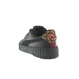 Zapatillas Puma Carina 3.0 Animal Flair, color negro con detalles en animal print en el talón.