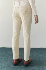 Jean recto color blanco con diseño clásico y detalles de costura.