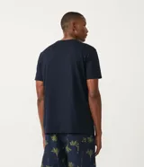 Remera de hombre color verde grisáceo, de manga corta y cuello redondo, confeccionada en algodón peruano.