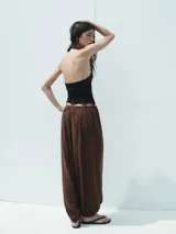 Top halter color ladrillo con textura y detalle de encaje a tono en cuello, sisas y ruedo.