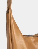 Cartera hobo color camel de cuerina, con cierre superior y asa de hombro.