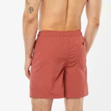 Short de baño rojo con cintura elástica ajustable con cordón blanco, bolsillos laterales y bolsillo trasero con ojal de drenaje.