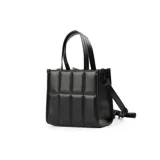Cartera tote negra de cuero sintético con diseño acolchado, doble asa corta y correa larga regulable extraíble. Tiene cierre superior, bolsillo interno con cierre y logo metálico plateado en el frente.