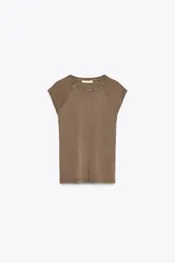 Camiseta color marrón de algodón con cuello redondo y mangas cortas.
