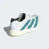 Championes de running Adidas Adizero Adios Pro 4, color blanco con tres franjas laterales en verde azulado. Presentan una entresuela gruesa de espuma color crema con tecnología LIGHTSTRIKE PRO y detalles en negro en el talón.