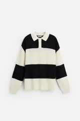 Polo relaxed fit de punto tejido en hilatura con lino y algodón. Diseño a rayas horizontales en blanco y negro. Cuello solapa con cierre frontal de botonadura. Manga larga. Acabados en rib.