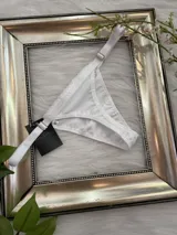 Tanga blanco de lycra regulable con entrepierna de algodón.