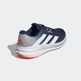 Championes Adidas Questar 3 de running, color azul marino con detalles en gris y blanco. Cuenta con amortiguación Bounce y plantilla Cloudfoam Plus.