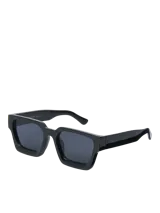 Lentes de sol negros con montura cuadrada gruesa de policarbonato y lentes oscuros.