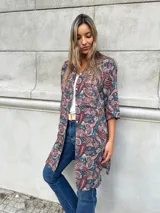 Camisa larga con estampado paisley en tonos azul, rojo y blanco.