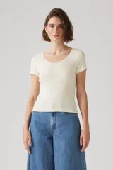 Remera color crema de punto calado con escote en V y detalle de moño pequeño.