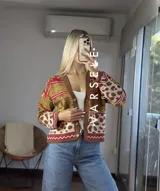Cárdigan de punto con estampado de cebra y manchas de leopardo en tonos marrón, amarillo y rosa.