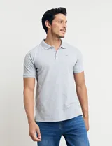 Chomba celeste con estampado de lunares blancos, cuello clásico y mangas cortas.