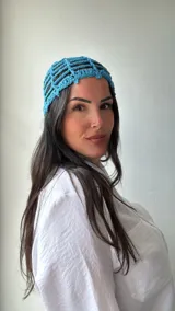 Gorro de crochet color celeste con diseño de red.