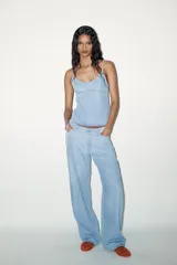 Top celeste de denim con escote en pico y tirantes finos regulables.