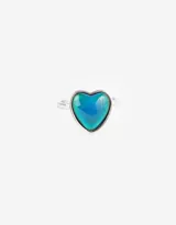 Anillo plateado con piedra en forma de corazón que cambia de color según el estado de ánimo.