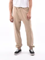 Pantalón de jogging color beige con cintura elástica y cordón ajustable.