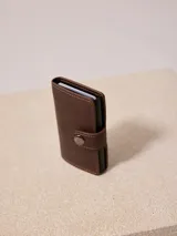 Billetera tarjetero pop up Rusty, color negro, confeccionada en cuero sintético.