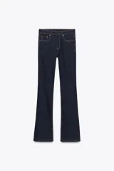 Jeans de tiro alto color azul oscuro, corte bootcut, cinco bolsillos y cierre frontal con cremallera y botón.