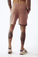 Bermuda deportiva color ladrillo, con cintura elastizada y cordón ajustable.