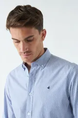 Camisa de hombre a rayas verticales azules y blancas, corte slim fit, con logo bordado en el pecho.