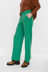 Pantalón de viscosa color celeste, de corte recto y tiro alto.