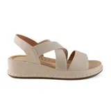 Sandalias bajas color beige, con plataforma y tiras elásticas cruzadas en el empeine.