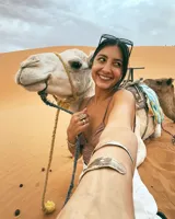 Brazalete ancho de bronce macizo con textura irregular.