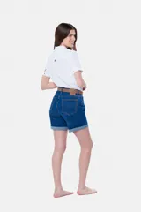Short de jean azul con spandex y ruedo doblado.