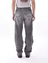 Pantalón de jean azul con corte holgado, tiro alto, bolsillos laterales y traseros.