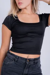 Remera de manga corta, con diseño tie-dye en tonos púrpura y rosa, ajustada al cuerpo.