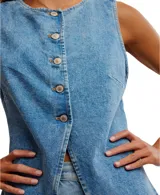 Chaleco denim celeste con botones al frente y sin mangas.