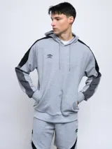 Canguro gris con capucha, mangas largas con recortes en negro y gris oscuro, y logo de Umbro bordado en el pecho.